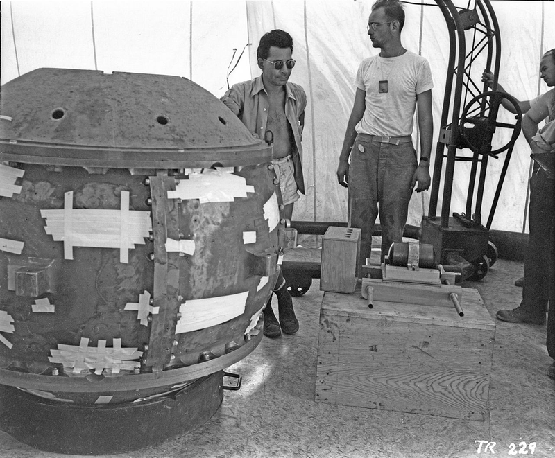 Slotin durante los tests de Trinity. Wikimedia Commons